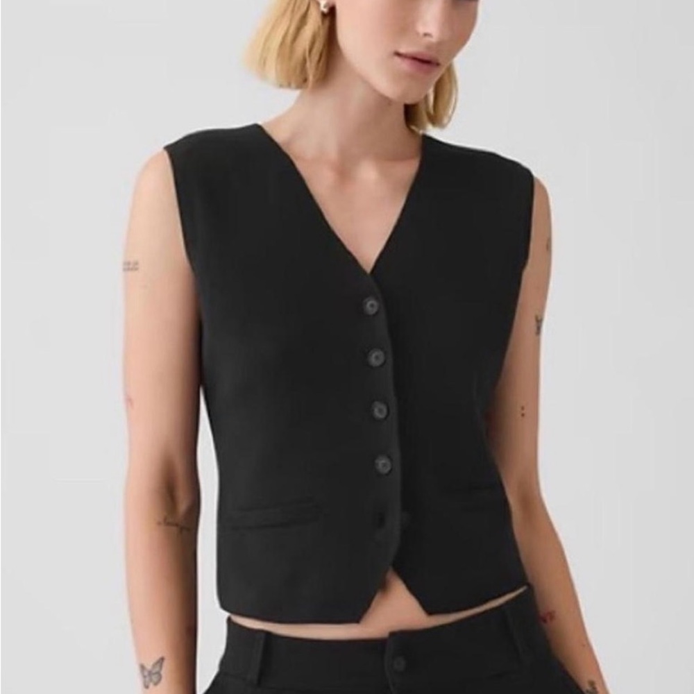 GAP Cropped Vest size Medium NWT